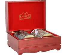 Otwarty ekspozytor Basilur Oriental Collection – zestaw dwóch puszek z herbatą w ozdobnym wnętrzu.