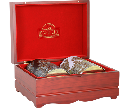 Otwarty ekspozytor Basilur Oriental Collection – zestaw dwóch puszek z herbatą w ozdobnym wnętrzu.