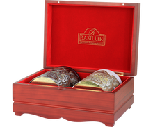 Zestaw herbat Basilur Oriental Collection – luksusowe puszki w czerwonym wnętrzu drewnianego pudełka.