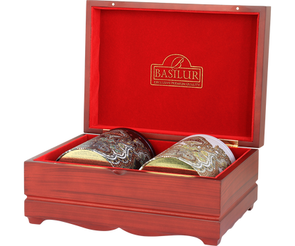 Zestaw herbat Basilur Oriental Collection – luksusowe puszki w czerwonym wnętrzu drewnianego pudełka.