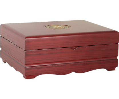 Drewniane pudełko Basilur Island of Tea – elegancki ekspozytor z logo marki.