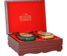 Otwarty ekspozytor Basilur Island of Tea – zestaw dwóch puszek w ozdobnym wnętrzu.