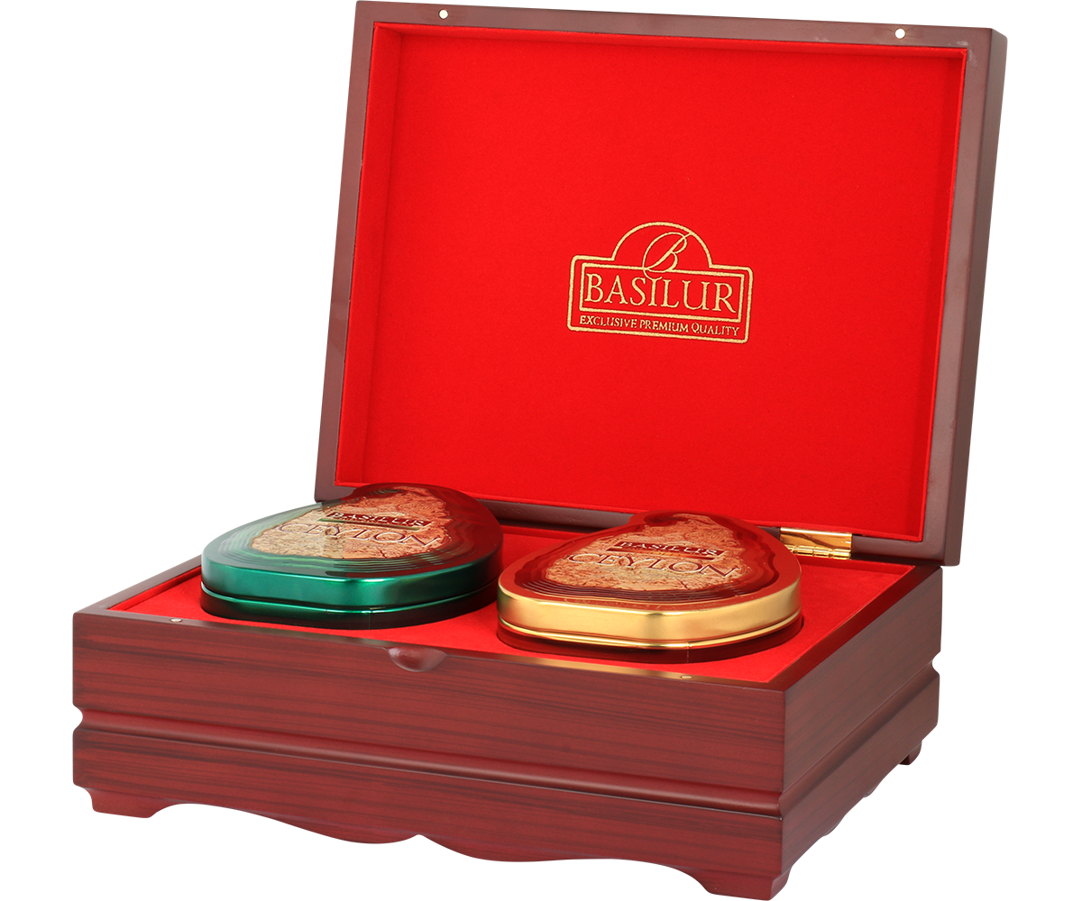 Zestaw herbat Basilur Island of Tea – puszki w kształcie serca w kolorze zielonym i złotym w drewnianym pudełku.