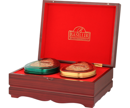 Zestaw herbat Basilur Island of Tea – puszki w kształcie serca w kolorze zielonym i złotym w drewnianym pudełku.