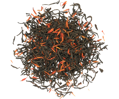 Susz czarnej herbaty Basilur Autumn Tea z płatkami kwiatów w zbliżeniu.