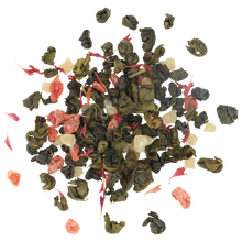 Zbliżenie na liście herbaty Basilur Spring Tea z kawałkami owoców i płatków kwiatów