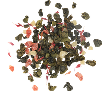 Zbliżenie na liście herbaty Basilur Spring Tea z kawałkami owoców i płatków kwiatów