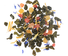 Susz zielonej herbaty Basilur Summer Tea z kawałkami owoców w zbliżeniu.