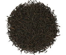 Suszone liście czarnej herbaty Basilur Gold 500 g z Cejlonu, wysokiej jakości, o intensywnym aromacie i złocistym naparze.