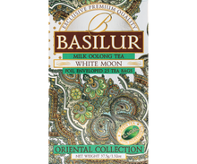 Zbliżenie na opakowanie Basilur White Moon, delikatny design w kolorach bieli i zieleni.