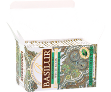 Otwarte pudełko herbaty Basilur White Moon z foliowanymi saszetkami mlecznej herbaty oolong.