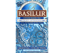 Opakowanie herbaty Basilur Frosty Afternoon w niebieskim, zimowym stylu.