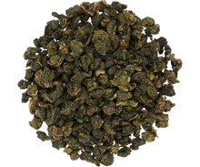 Liście mlecznej herbaty oolong Basilur White Moon w formie zwiniętych kuleczek.