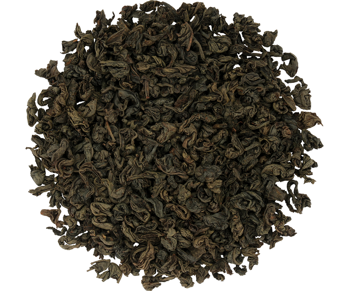 Zbliżenie na liście czarnej herbaty Basilur Golden Crescent o intensywnym aromacie.