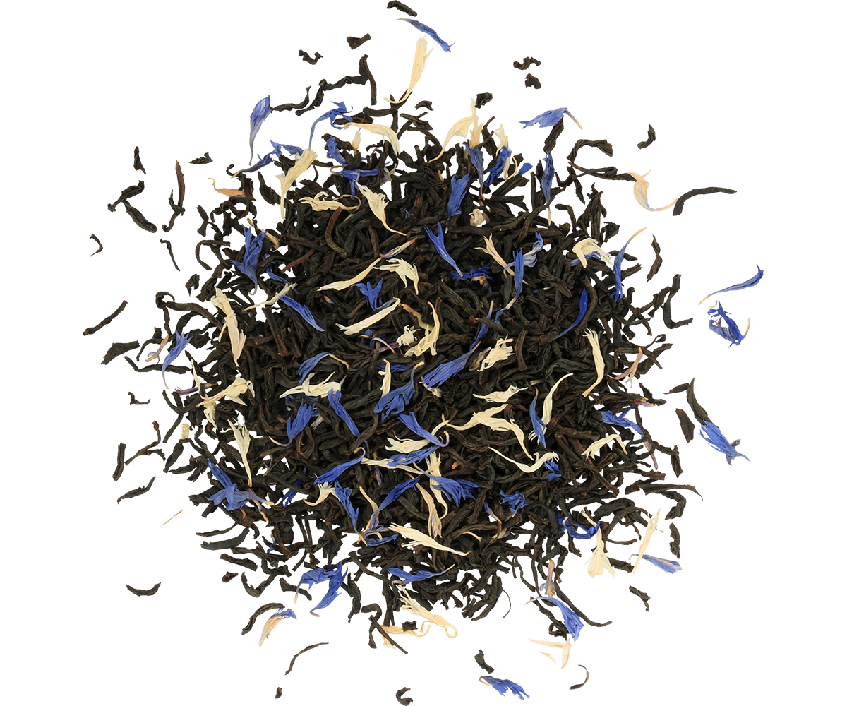 Zbliżenie na liście czarnej herbaty Basilur Frosty Afternoon z płatkami bławatka i jaśminu.