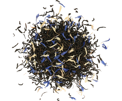 Zbliżenie na liście czarnej herbaty Basilur Frosty Afternoon z płatkami bławatka i jaśminu.