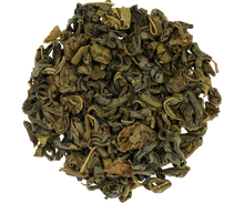 Liście zielonej herbaty Basilur Radella Green w zbliżeniu, świeże i aromatyczne liście Ceylon Green Tea.