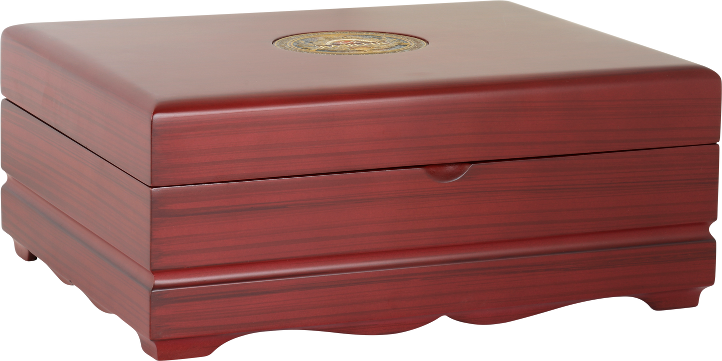 Drewniana skrzynka Basilur Oriental Collection 2 zamknięta, z logo producenta na wieczku.