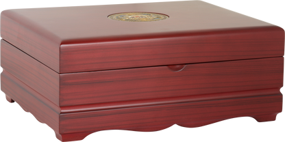 Drewniana skrzynka Basilur Oriental Collection 2 zamknięta, z logo producenta na wieczku.