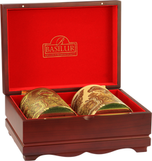 Zestaw herbat Basilur Oriental Collection 2 w otwartej drewnianej skrzynce z czerwonym wnętrzem.