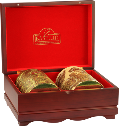 Zestaw herbat Basilur Oriental Collection 2 w otwartej drewnianej skrzynce z czerwonym wnętrzem.