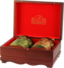 Otwarta drewniana szkatułka Basilur Oriental Collection 3 z dwiema puszkami herbat.