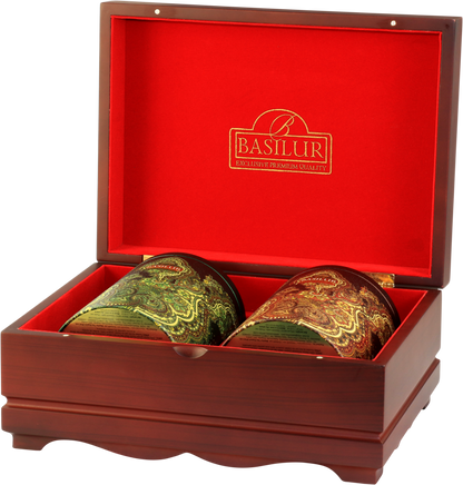 Otwarta drewniana szkatułka Basilur Oriental Collection 3 z dwiema puszkami herbat.