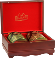 Zestaw herbat Basilur Oriental Collection 3 w eleganckim drewnianym pudełku z czerwonym wnętrzem.
