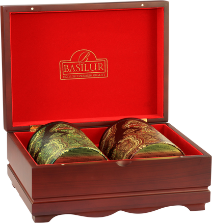 Zestaw herbat Basilur Oriental Collection 3 w eleganckim drewnianym pudełku z czerwonym wnętrzem.