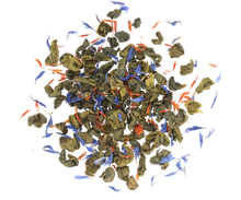 Liście zielonej herbaty Basilur Love Story vol. I z płatkami czerwonych i niebieskich kwiatów.