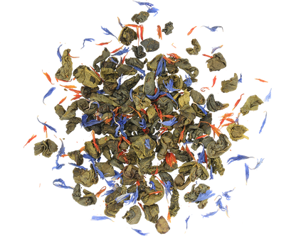 Liście zielonej herbaty Basilur Love Story vol. I z płatkami czerwonych i niebieskich kwiatów.