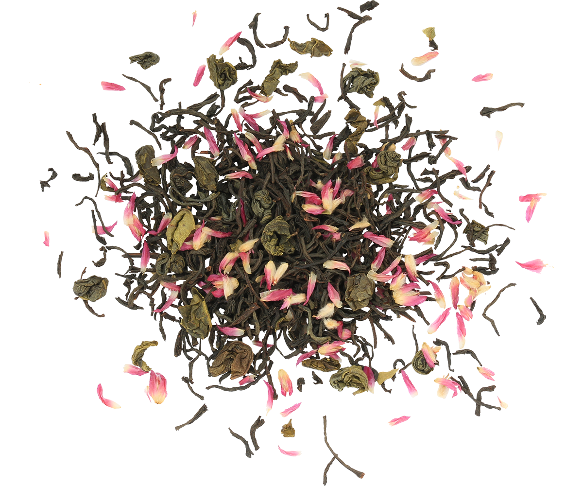 Susz herbaty Basilur Love Story vol. II – mieszanka czarnej i zielonej herbaty z różowymi płatkami kwiatów w zbliżeniu.