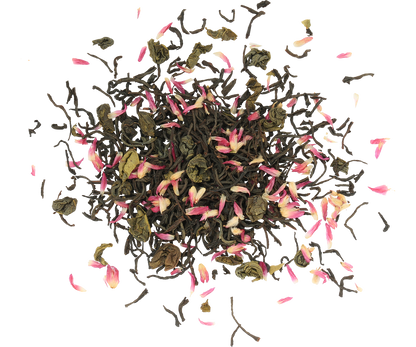Susz herbaty Basilur Love Story vol. II – mieszanka czarnej i zielonej herbaty z różowymi płatkami kwiatów w zbliżeniu.