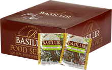 Opakowanie herbaty Basilur White Moon z widocznymi saszetkami zielonej herbaty cejlońskiej z orientalnej kolekcji w białych kopertach ze złotymi detalami.