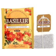 Saszetka herbaty Basilur Raspberry & Rosehip z torebką herbacianą i etykietą.