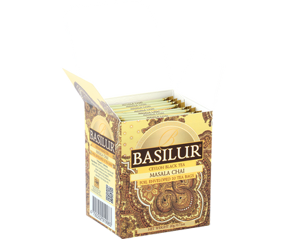 Otwarta paczka Basilur Masala Chai z widocznymi saszetkami w środku.
