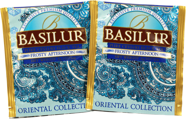 Saszetki herbaty Basilur Frosty Afternoon z eleganckim niebiesko-złotym zdobieniem.