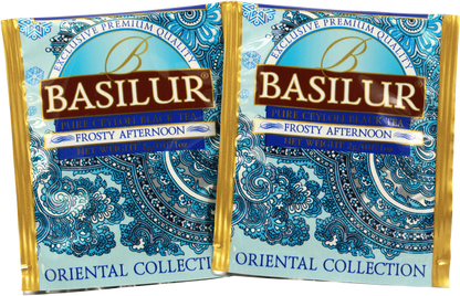 Saszetki herbaty Basilur Frosty Afternoon z eleganckim niebiesko-złotym zdobieniem.