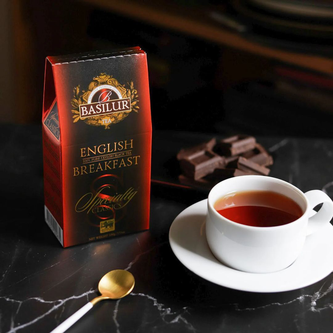 Czarna herbata Basilur English Breakfast w eleganckim opakowaniu z filiżanką naparu.
