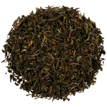 Liście herbaty Basilur Darjeeling – czarna herbata z delikatnym aromatem.
