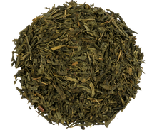 Suszone liście zielonej herbaty Basilur Sencha o charakterystycznym kształcie.