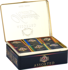 Otwarta puszka Basilur Specialty Classics z sześcioma rodzajami herbat w kopertach.