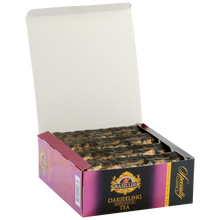 Otwarte pudełko Basilur Darjeeling – elegancko zapakowane torebki herbaty czarnej.