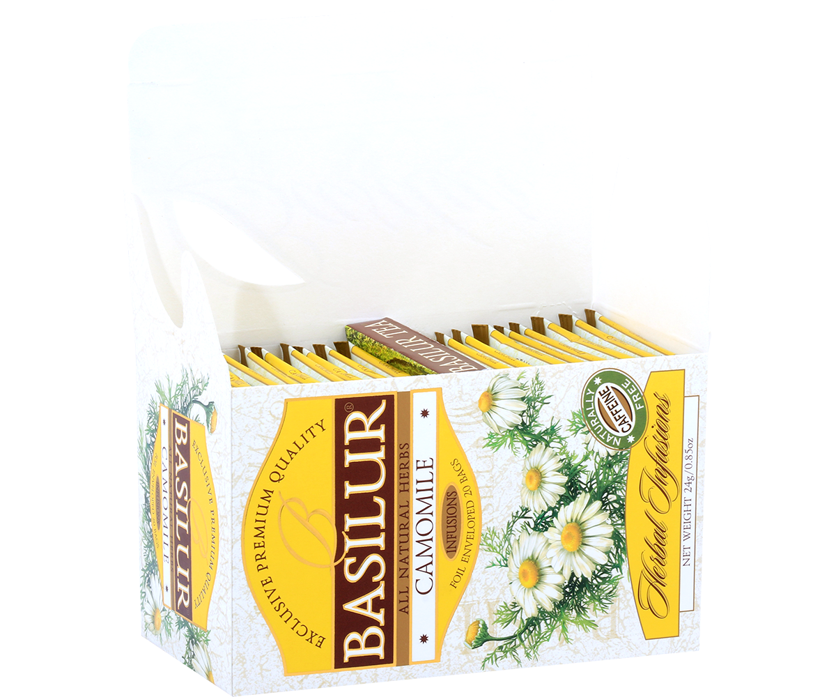 Otwarte pudełko Basilur Camomile z kopertowanymi torebkami w środku.