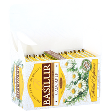 Otwarte pudełko Basilur Camomile z kopertowanymi torebkami w środku.
