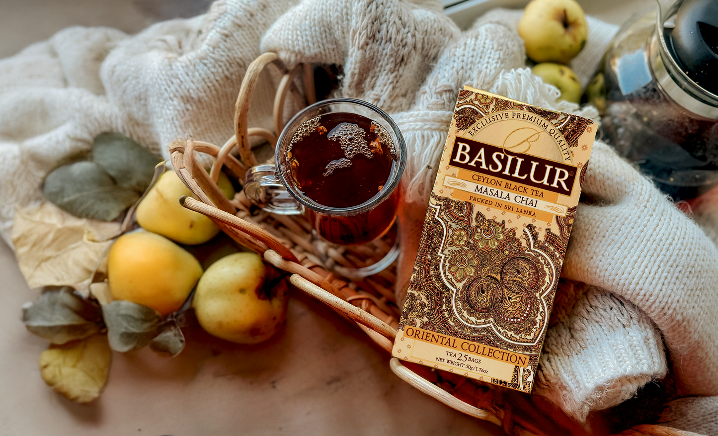 Basilur Masala Chai – filiżanka herbaty z przyprawami i jabłkami w jesiennej aranżacji.