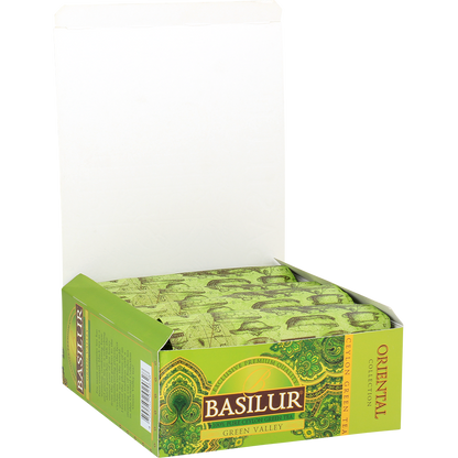 Otwarte opakowanie Basilur Green Valley z indywidualnie pakowanymi torebkami zielonej herbaty cejlońskiej.
