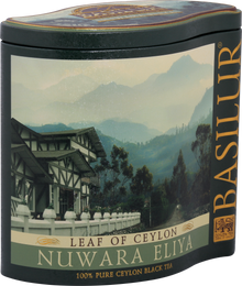 Metalowa puszka Basilur Nuwara Eliya z widokiem na plantacje herbaty w górach Sri Lanki.