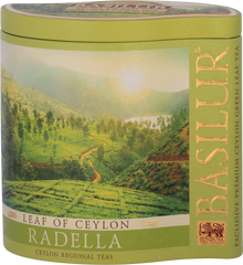 Front puszki Basilur Radella Green z krajobrazem plantacji herbacianych.