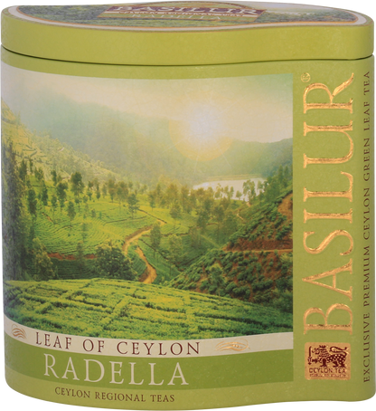 Front puszki Basilur Radella Green z krajobrazem plantacji herbacianych.